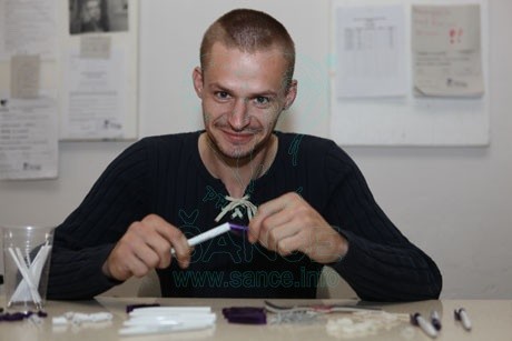 Petr je ten typ, u kterého se musíte zamyslet nad tím, co mu vlastně schází, aby si mohl budovat svůj život… rodinu, o které sní.